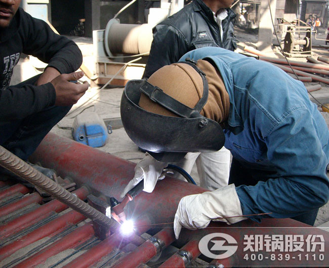 环球国际110吨外循环流化床电站锅炉安装焊接现场